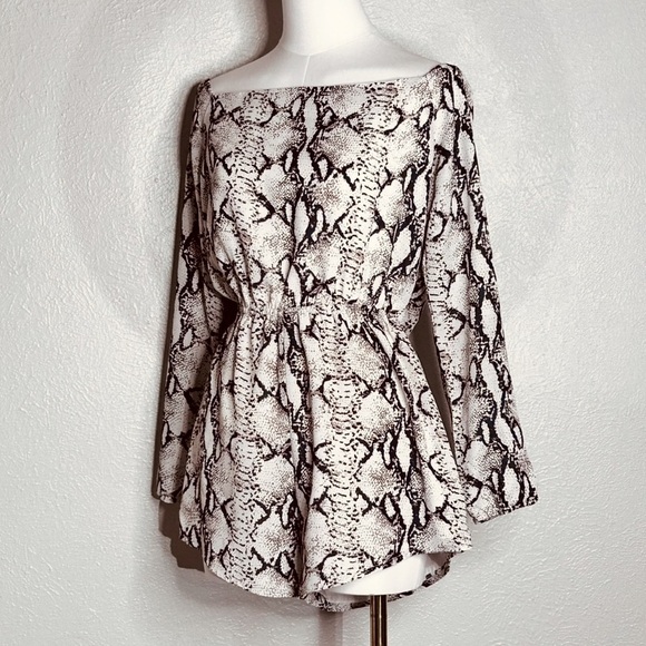 Tobi Bite Me Taupe Multi Snakeskin‎ Print Off The Shoulder Shorts Romper Sz S - Picture 3 of 11